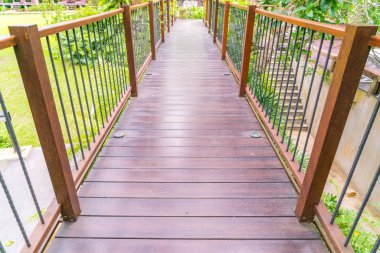 Bahçedeki ahşap köprü .