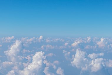 mavi gökyüzünde bulut .