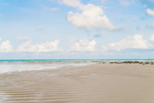 Красивий пляж з білим піском з блакитним морем і небом — стокове фото