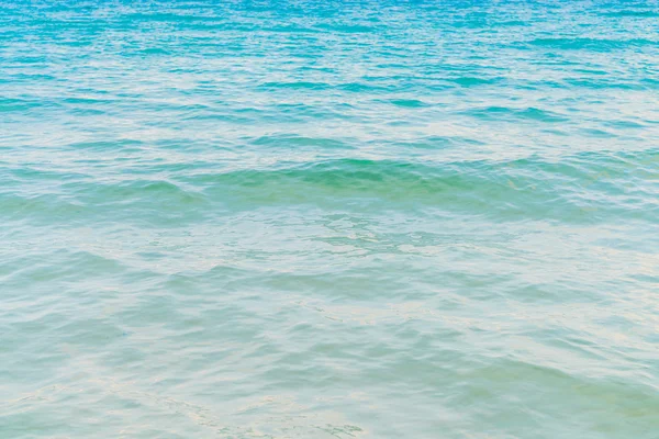 Piękne morze powierzchnia z falami — Zdjęcie stockowe