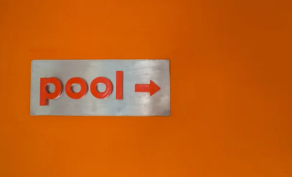 Pool direction sign on wall . — Stock Photo, Image