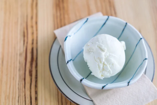 Mjölkglass i skål på träbord . — Stockfoto