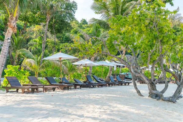 Vackra strandstolar med paraply på tropical vit sand strand — Stockfoto