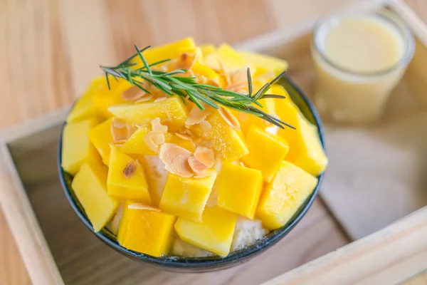 Glace fraîche rasée à la mangue à la coréenne sur table en bois . — Photo