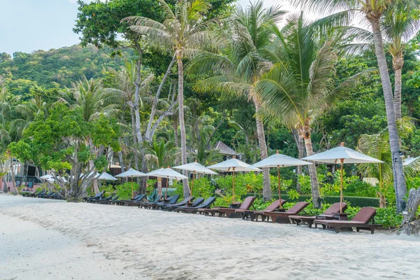 Vackra strandstolar med paraply på tropical vit sand strand — Stockfoto