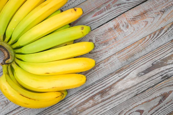 Bananas frescas na mesa de madeira . — Fotografia de Stock