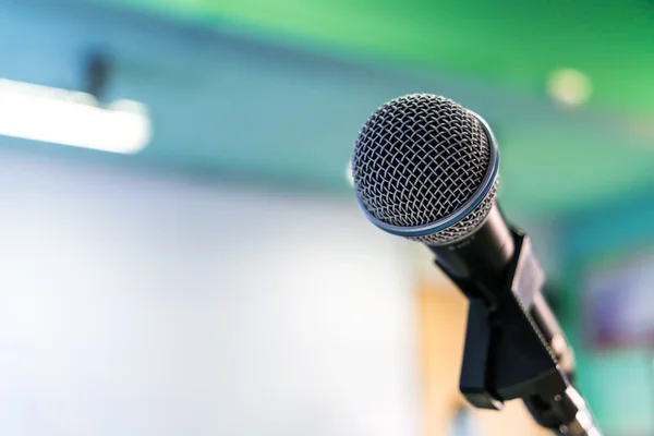 (Filtre uygulanmış görüntü işlenen v konferans salonunda siyah mikrofon — Stok fotoğraf