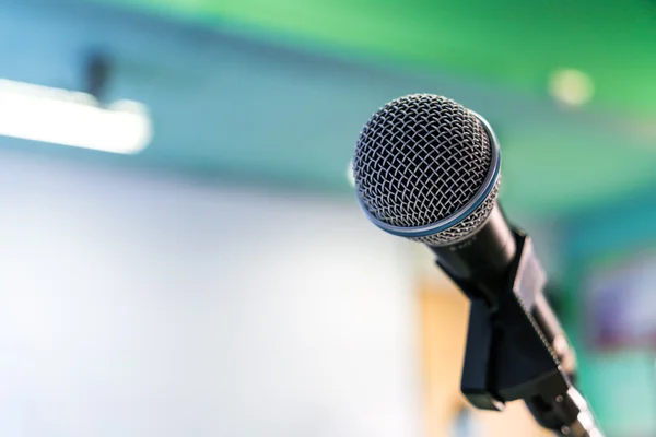 Micrófono negro en la sala de conferencias (Imagen filtrada procesada v — Foto de Stock