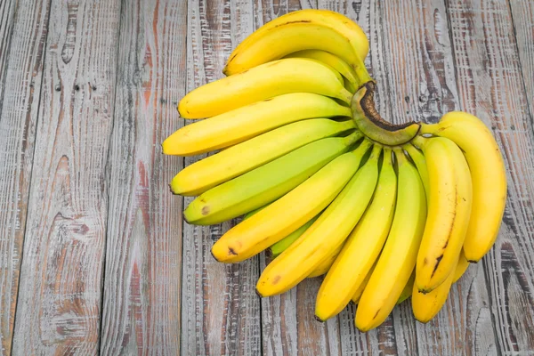 Verse bananen op houten tafel . — Stockfoto