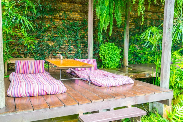Espacio de relajación en jardín con camas  . —  Fotos de Stock