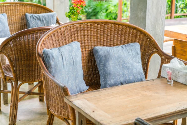 Mesas y silla en el restaurante cafetería al aire libre  . —  Fotos de Stock