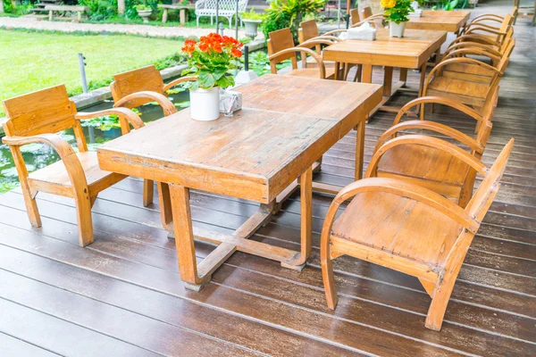 Mesas y silla en el restaurante cafetería al aire libre  . —  Fotos de Stock