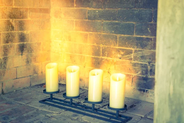 Chimenea con velas decorativas. (Imagen filtrada procesada —  Fotos de Stock