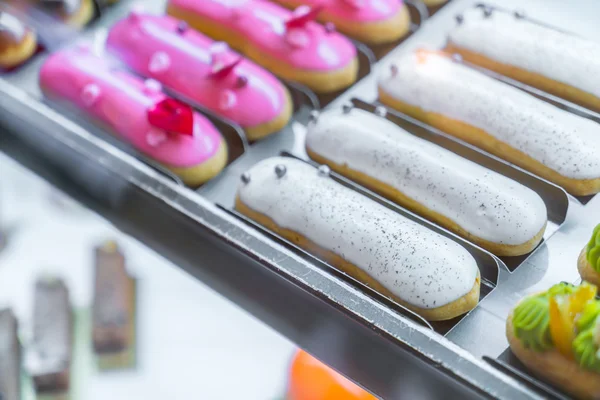 Bunte Kuchen im Kühlschrank . — Stockfoto