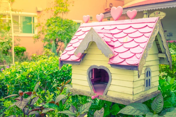 Hölzernes Vogelhaus im Park . — Stockfoto