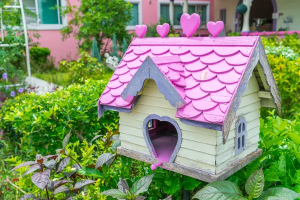 Houten vogelhuisje in park . — Stockfoto