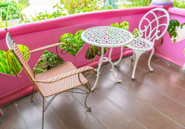 Mesas y silla en el restaurante cafetería al aire libre  . — Foto de Stock