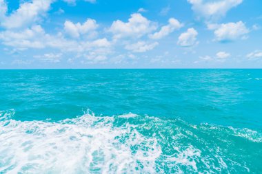 Deniz su yüzeyi tekne arkasında iz