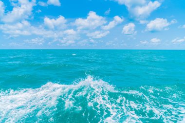 Deniz su yüzeyi tekne arkasında iz