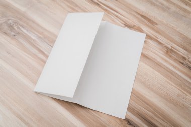 Panelli beyaz şablon Kağıt ahşap doku üzerinde .