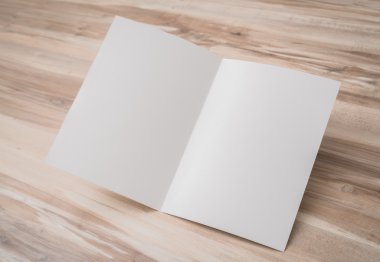 Bifold beyaz şablon Kağıt ahşap doku üzerinde .
