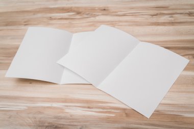 Bifold beyaz şablon Kağıt ahşap doku üzerinde .