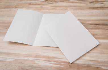 Bifold beyaz şablon Kağıt ahşap doku üzerinde .