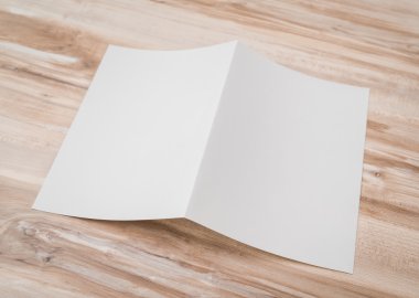 Bifold beyaz şablon Kağıt ahşap doku üzerinde .