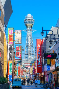Osaka, Japonya - 30 Kasım 2015: Shinsekai Tsutenkaku Kulesi 