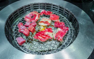 Japon tarzı ham taze et sıcak Barbekü Izgara .