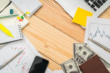 Dizüstü bilgisayar, telefon, dolar bankn tablo Mali çizelgeleri