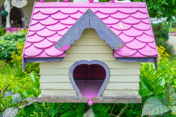 Wooden bird house in park . — Stock Photo, Image