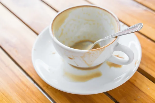 Leere Tasse Kaffee auf Holztisch . — Stockfoto