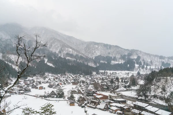 白川乡冬季有雪花飘落，日本 — 图库照片