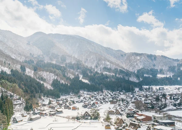 白川乡冬季有雪花飘落，日本 — 图库照片