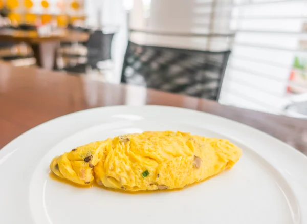 Крупним планом омлет з яйцем на сніданок  . — стокове фото