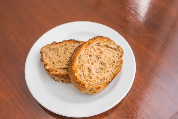 Pan tostado en un plato blanco   . —  Fotos de Stock