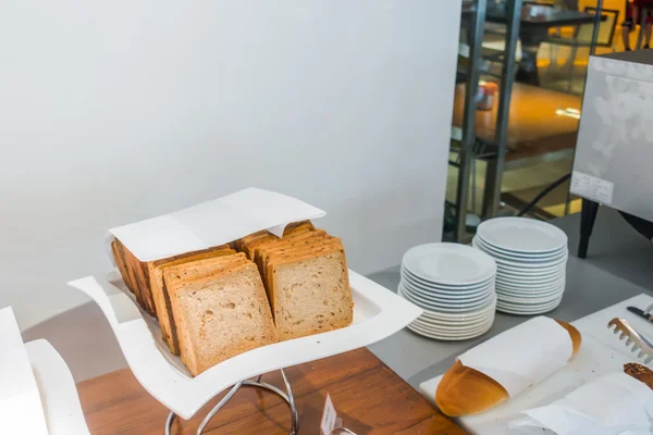 Kromki chleba na stole, w formie bufetu . — Zdjęcie stockowe