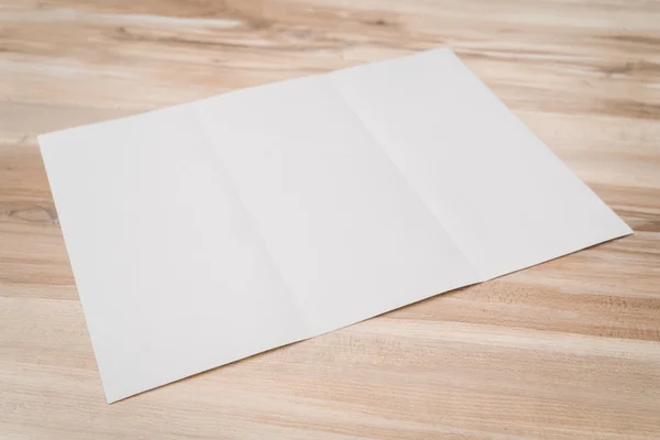 Carta modello trifold bianco su texture in legno  . — Foto Stock