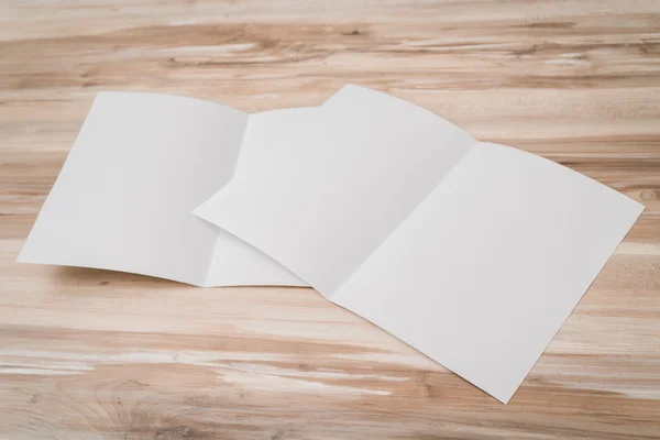 Bifold papel de plantilla blanco sobre textura de madera  . — Foto de Stock