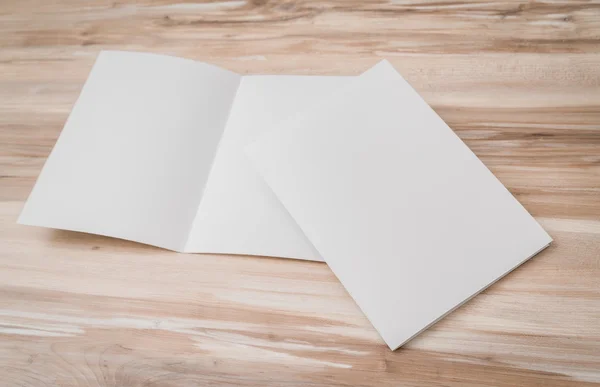 Bifold carta modello bianco su texture di legno  . — Foto Stock