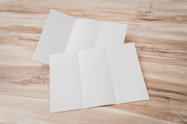 Carta modello trifold bianco su texture in legno  . — Foto Stock