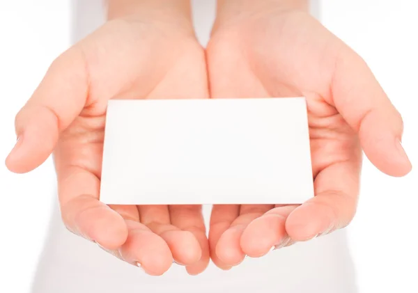 Mujeres mano sosteniendo en blanco tarjeta de visita de papel aislado en blanco b — Foto de Stock