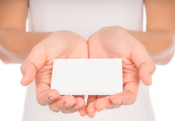 Mujeres mano sosteniendo en blanco tarjeta de visita de papel aislado en blanco b — Foto de Stock