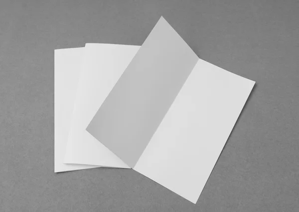 Papír bílý šablona Bifold na šedém pozadí . — Stock fotografie