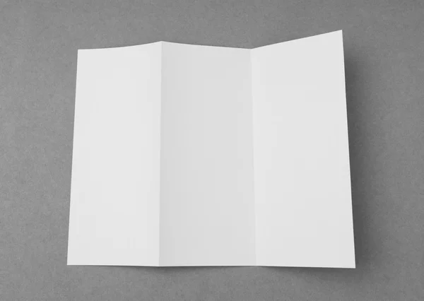 3πτυχο πρότυπο λευκό χαρτί σε γκρίζο φόντο . — Φωτογραφία Αρχείου