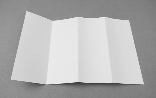 Vier - vouwen wit sjabloon papier op grijze achtergrond . — Stockfoto