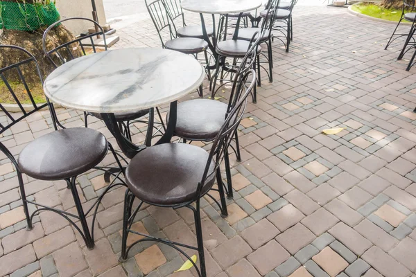 Mesas y sillas en el restaurante  . — Foto de Stock
