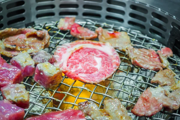 Japanese style Raw fresh beef on hot barbecue grill . — Stock Photo, Image