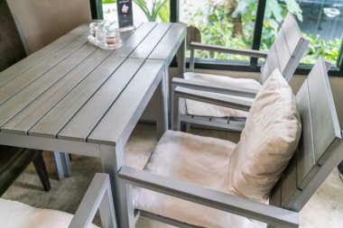 Kafede ahşap sandalye .